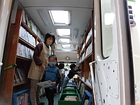 写真:借りる本を決めたところ