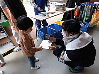 写真:本を借りる様子