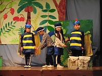 写真:エルマーがりゅうを助ける様子