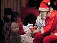 写真:サンタクロースからプレゼントをもらう様子から