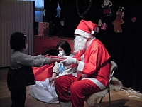 写真:サンタクロースからプレゼントをもらう様子