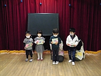 写真:3歳児の誕生児紹介