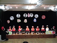 写真:1歳児のてあそびをしている様子