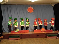 写真:2歳児のやさいたちを表現しているところ