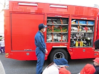 写真:消防車を見学している様子