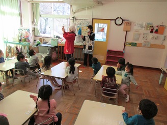 箸の使い方を教えてもらう3歳児こあら組の様子の写真