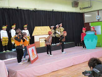 4歳児クラスが劇あそびをしている様子の写真