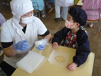 5歳児らいおん組がピザの生地を作っている写真