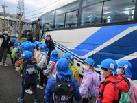 遠足へ出かける写真