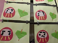 写真:1歳児だるま製作