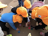 写真:色がついた氷を見ている様子