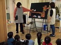 写真:パネルシアターを演じている職員の様子