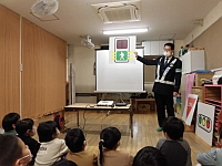 写真:信号機のはなしを聞く様子