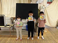 写真:誕生カードをもたった様子