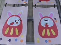 写真:2歳児だるま製作