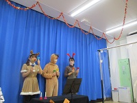 写真：トナカイ三姉妹がハンドベルを演奏しています。