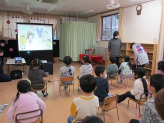 5歳児らいおん組交通安全のスライドを観ている様子の写真