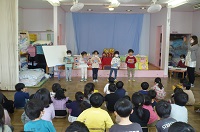 3月生まれの子どもたちが誕生カードをもらった写真