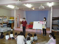 お雛様の由来を聞いている写真