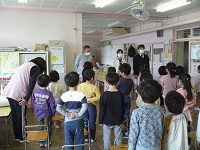 第八小学校の先生に5歳児らいおん組が挨拶をしている写真