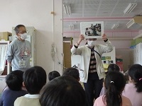 第八小学校の先生から学校はどんなところか教えてもらっている写真