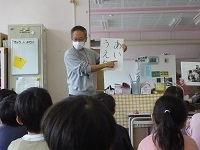 第八小学校の先生からどんなことを勉強するかを聞いている写真