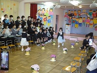 5歳児らいおん組が卒園式入場している写真