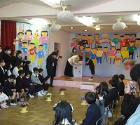 5歳児らいおん組が卒園式で卒園証書を受け取っている写真
