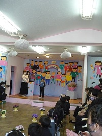 5歳児らいおん組が大きくなったらなったら何になりたいか発表している写真