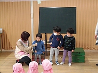 写真:誕生児のインタビューの様子