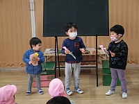 写真:カードのプレゼントをもらった様子