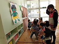 写真:2歳児の豆まきの様子