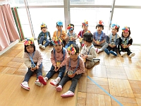 写真:2歳児鬼のお面をかぶっている様子