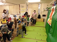 写真:3歳児の豆まきの様子