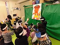 写真:豆まきに夢中の3歳児の様子