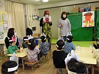 写真:節分の由来を聞いている様子