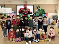 写真:4歳児ごみゼロマンと一緒に写真撮影