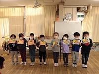 写真:カードのプレゼントをもらった様子