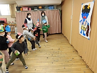 写真:4歳児の豆まきの様子