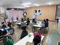 写真:節分の由来を聞いている様子