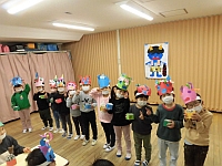 写真:5歳児鬼のお面をかぶっている様子