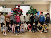 写真:5歳児ごみゼロマンと一緒に写真撮影