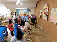 写真:5歳児の豆まきの様子