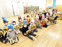 写真:5歳児鬼のお面をかぶっている様子