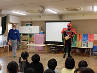 写真:ごみゼロマンの登場