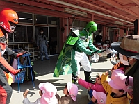 写真:ごみゼロマンと握手をする乳児クラス