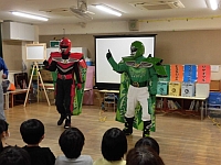 写真:ごみゼロマンのベルディ登場