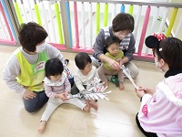 0歳児が手品をみている写真です。