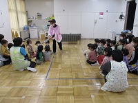 1，2歳児が手品をみている写真です。