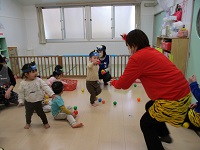 1歳児豆まきをしている写真です。